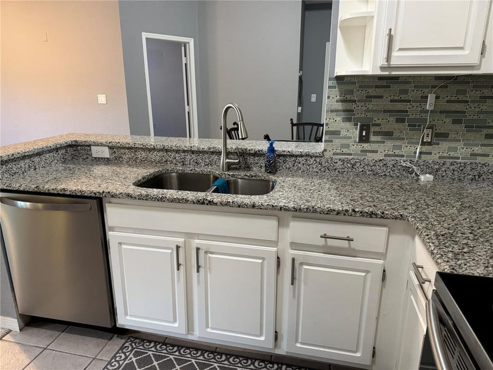 待售: $220,000 (2 贝兹, 2 浴室, 1048 平方英尺)