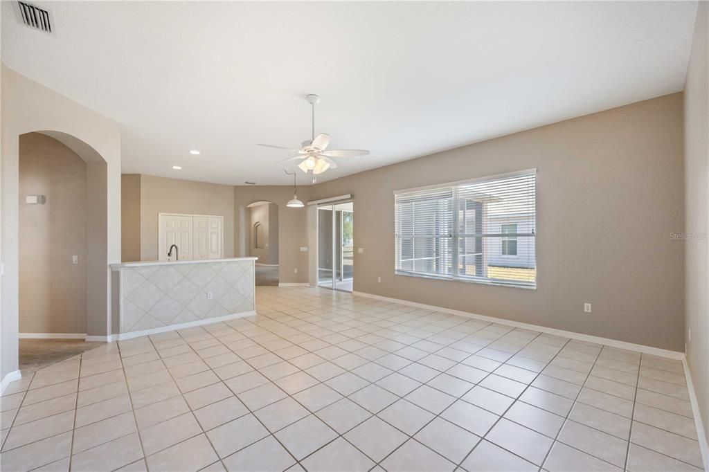 En Venta: $449,999 (4 camas, 3 baños, 2539 Pies cuadrados)