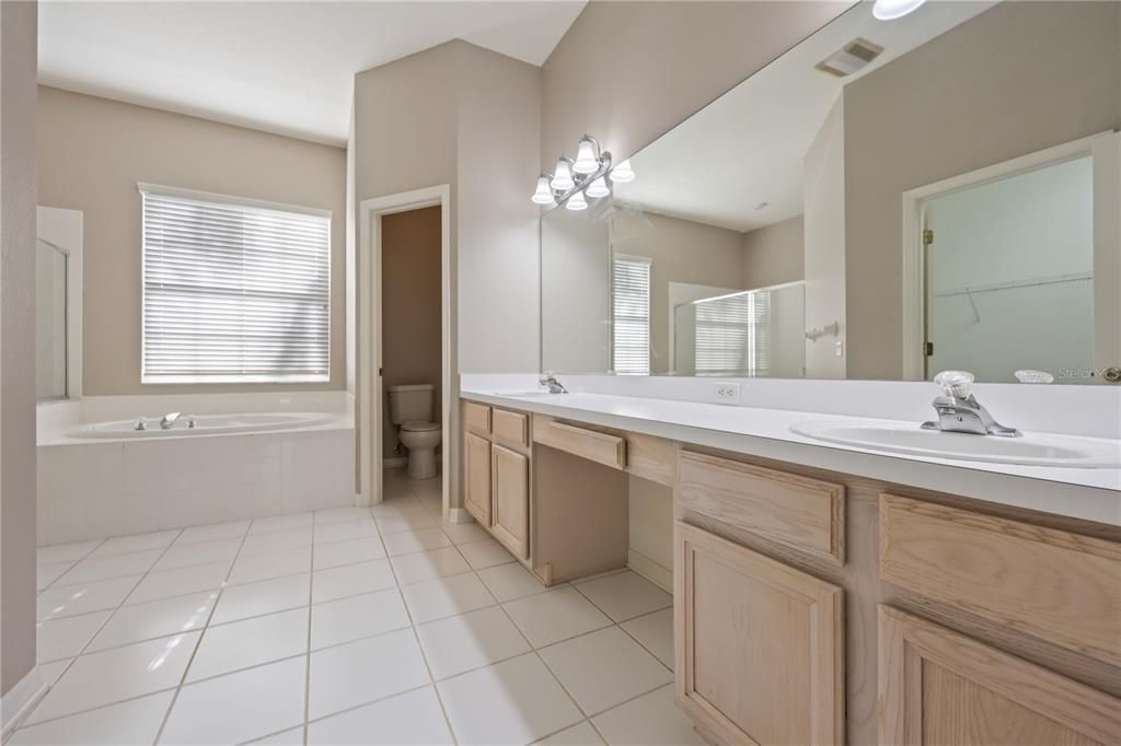 En Venta: $449,999 (4 camas, 3 baños, 2539 Pies cuadrados)