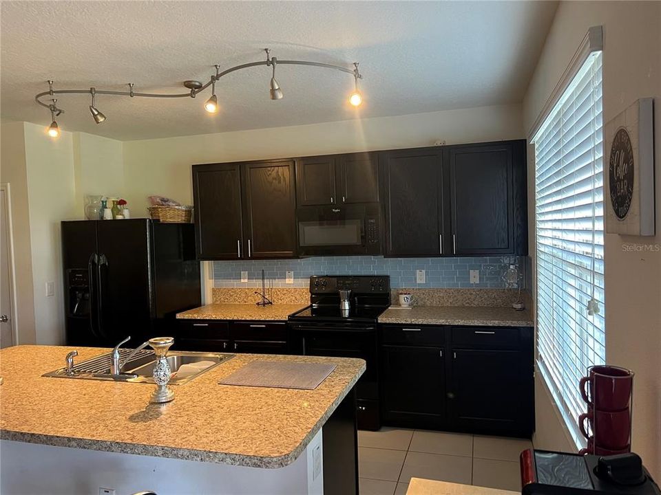 For Sale: $310,000 (3 beds, 2 baths, 1672 Square Feet)