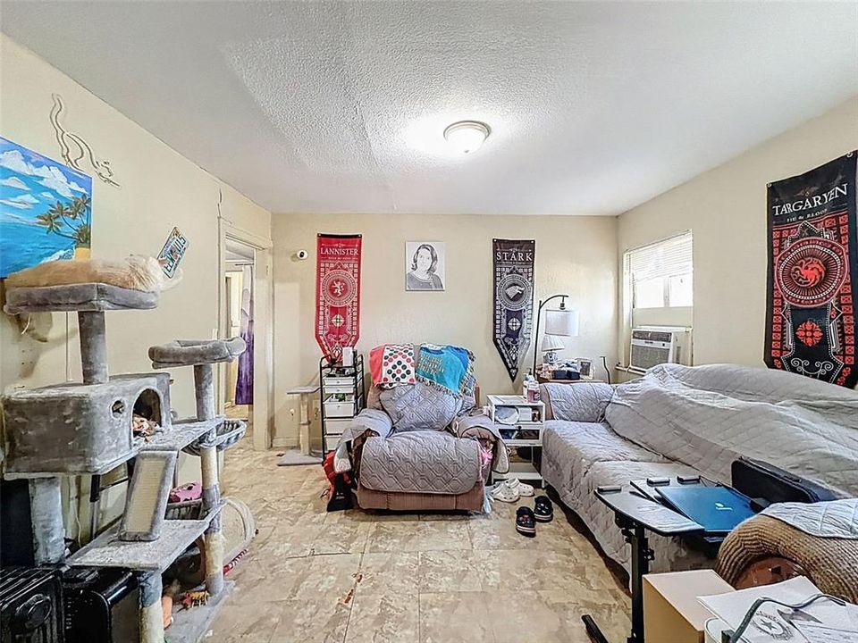 合同活跃: $265,000 (3 贝兹, 0 浴室, 1050 平方英尺)