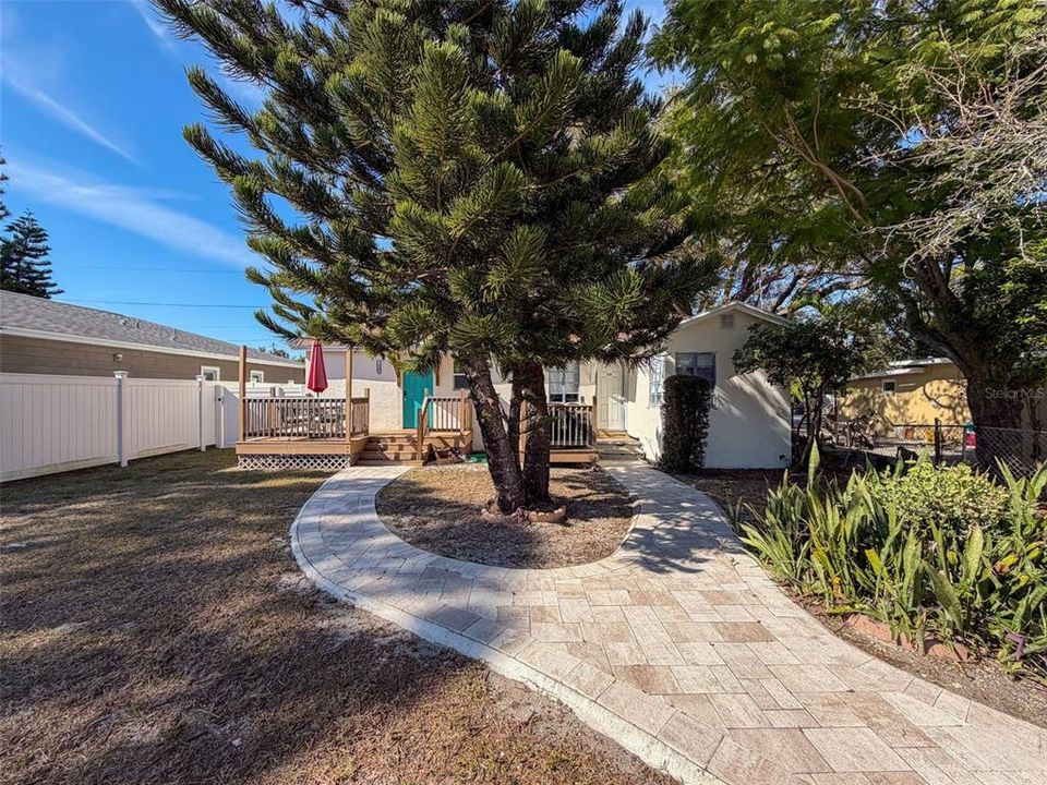 合同活跃: $265,000 (3 贝兹, 0 浴室, 1050 平方英尺)