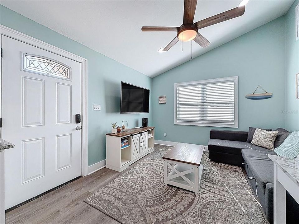 合同活跃: $265,000 (3 贝兹, 0 浴室, 1050 平方英尺)