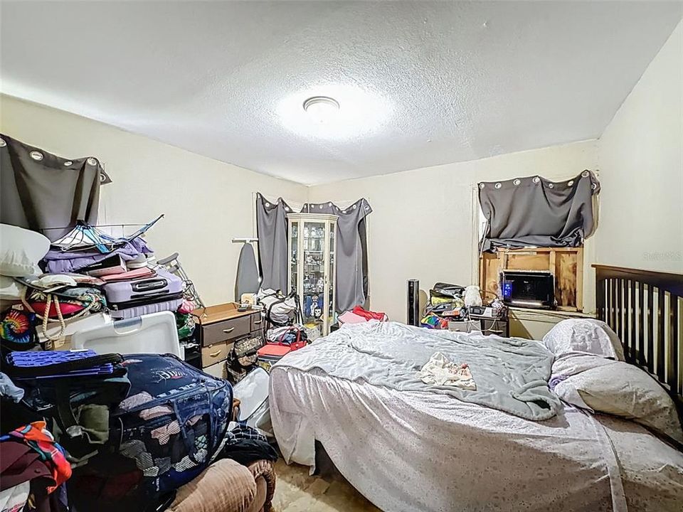 合同活跃: $265,000 (3 贝兹, 0 浴室, 1050 平方英尺)