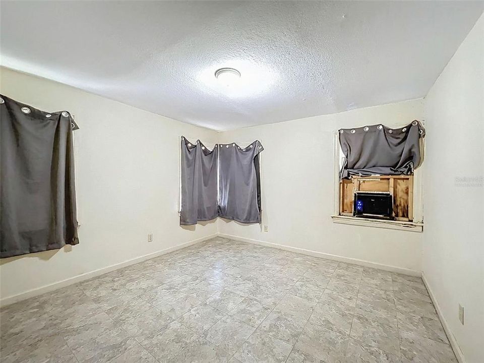 合同活跃: $265,000 (3 贝兹, 0 浴室, 1050 平方英尺)