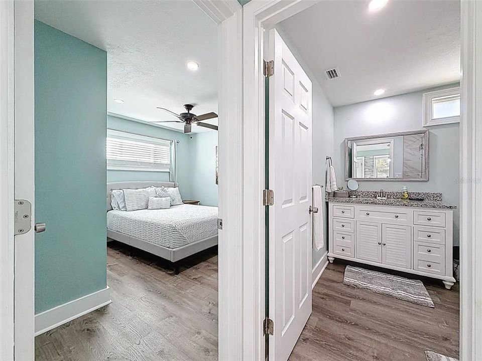 合同活跃: $265,000 (3 贝兹, 0 浴室, 1050 平方英尺)