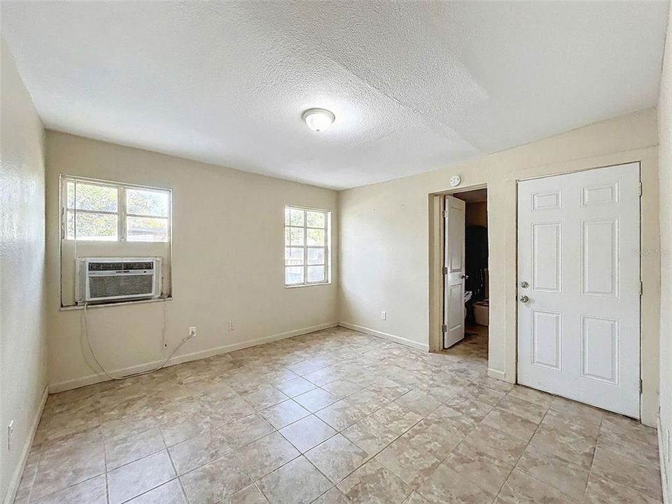 合同活跃: $265,000 (3 贝兹, 0 浴室, 1050 平方英尺)