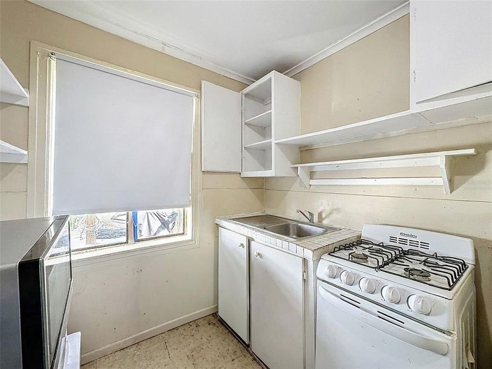 合同活跃: $265,000 (3 贝兹, 0 浴室, 1050 平方英尺)