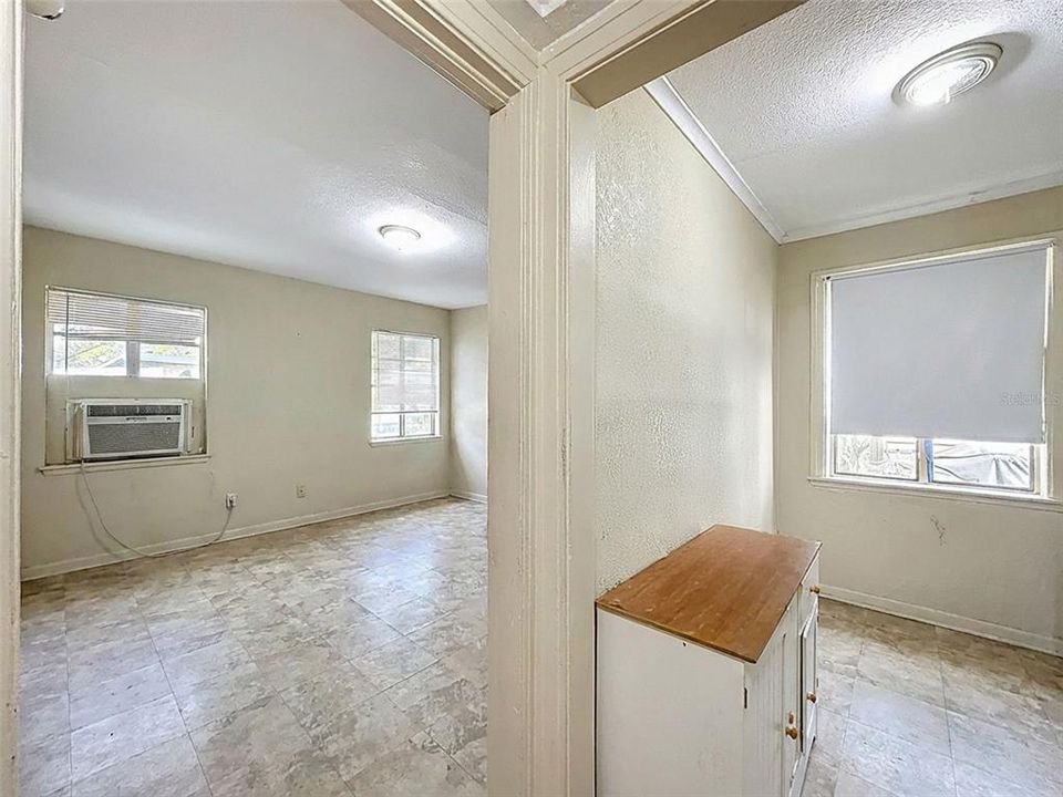 合同活跃: $265,000 (3 贝兹, 0 浴室, 1050 平方英尺)