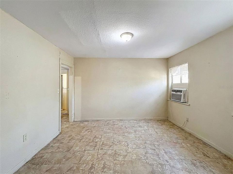 合同活跃: $265,000 (3 贝兹, 0 浴室, 1050 平方英尺)