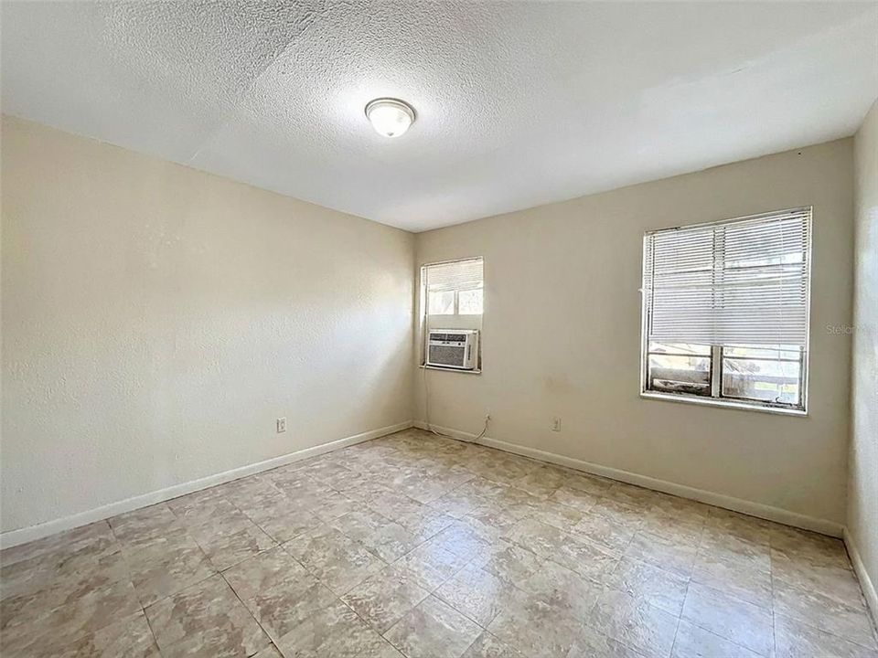 合同活跃: $265,000 (3 贝兹, 0 浴室, 1050 平方英尺)