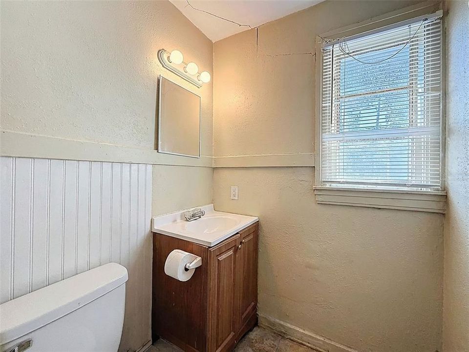 合同活跃: $265,000 (3 贝兹, 0 浴室, 1050 平方英尺)