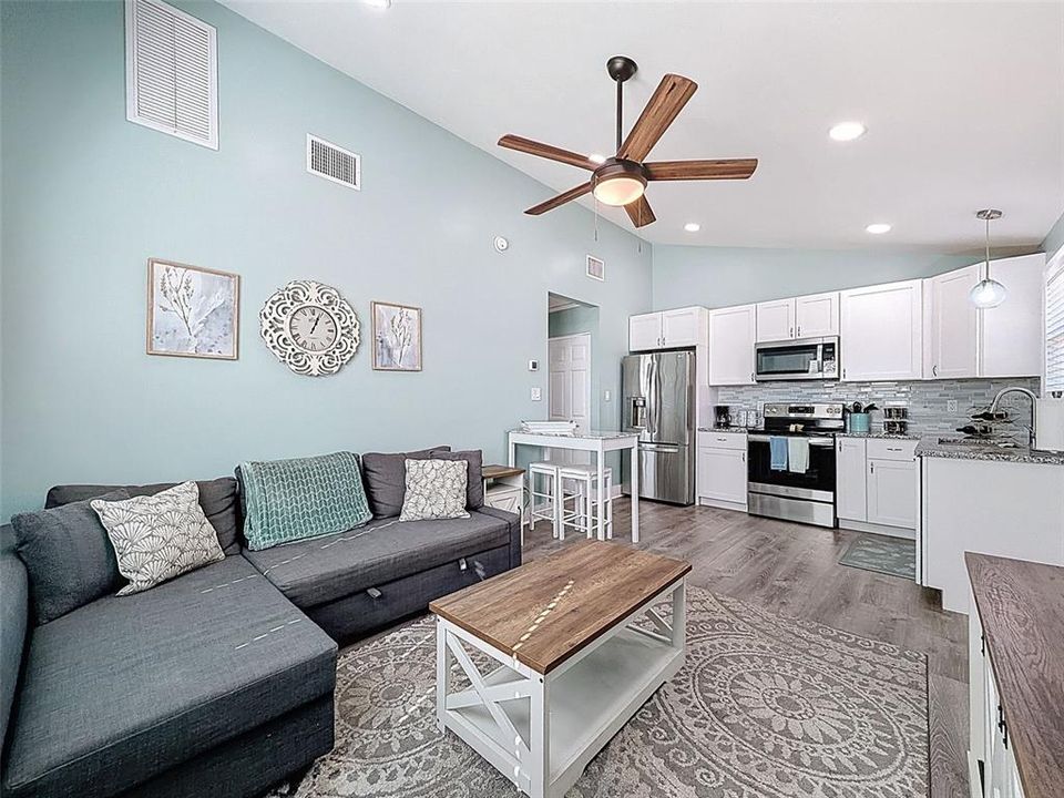 合同活跃: $265,000 (3 贝兹, 0 浴室, 1050 平方英尺)