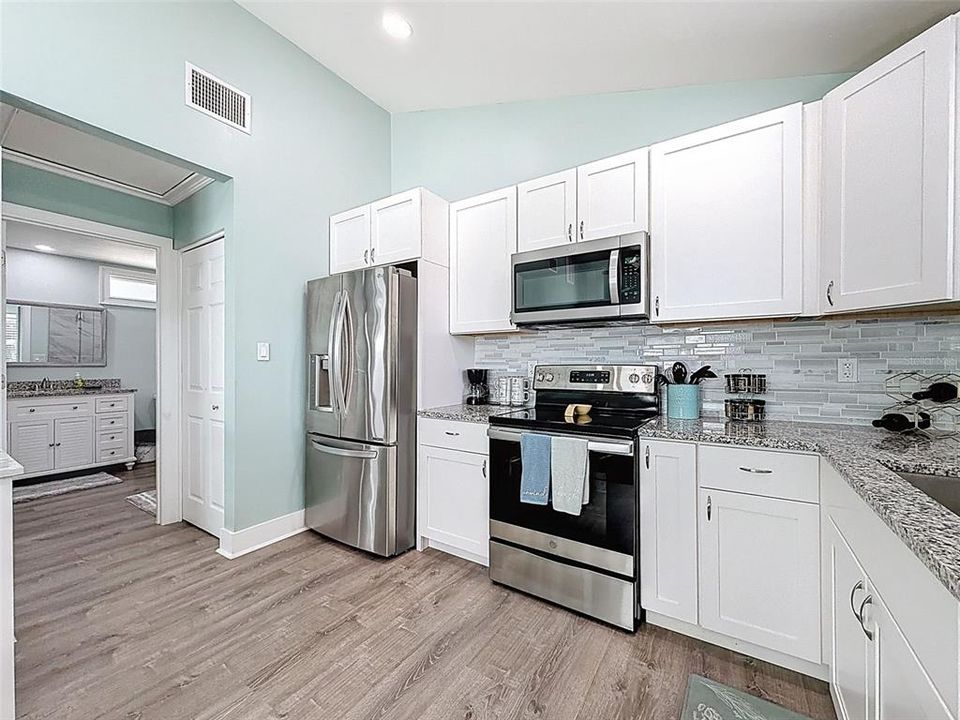 合同活跃: $265,000 (3 贝兹, 0 浴室, 1050 平方英尺)