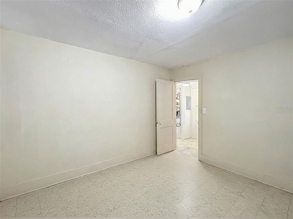 合同活跃: $265,000 (3 贝兹, 0 浴室, 1050 平方英尺)