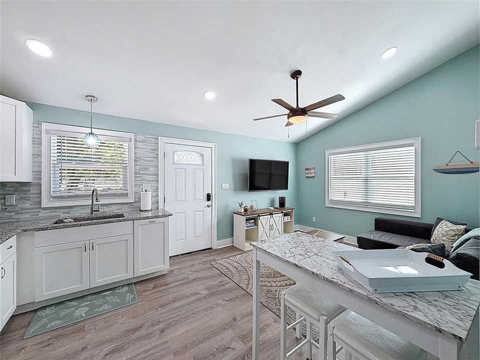 合同活跃: $265,000 (3 贝兹, 0 浴室, 1050 平方英尺)