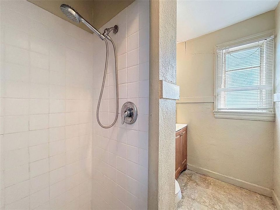 合同活跃: $265,000 (3 贝兹, 0 浴室, 1050 平方英尺)