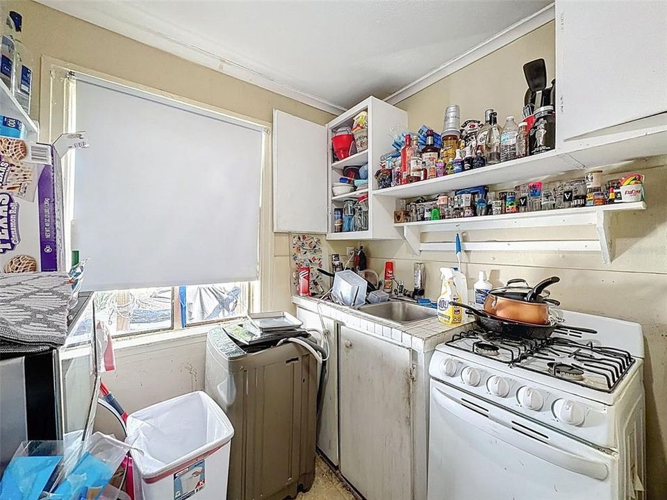 合同活跃: $265,000 (3 贝兹, 0 浴室, 1050 平方英尺)