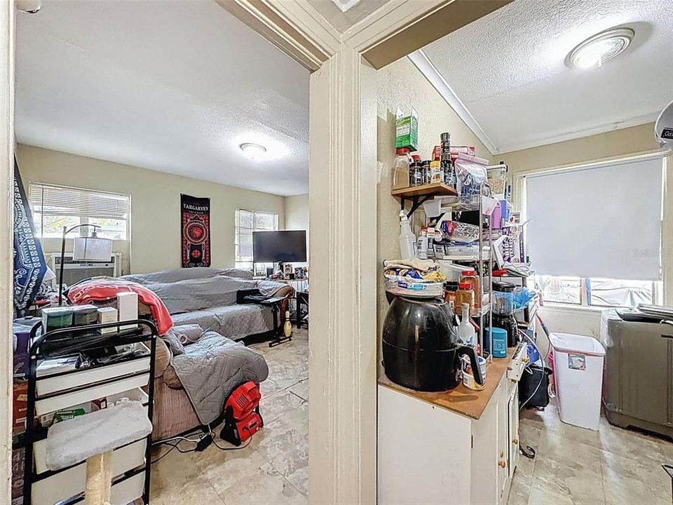 合同活跃: $265,000 (3 贝兹, 0 浴室, 1050 平方英尺)