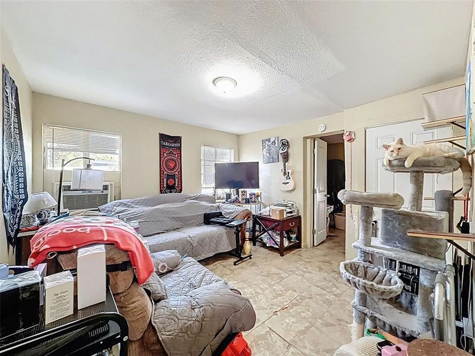 合同活跃: $265,000 (3 贝兹, 0 浴室, 1050 平方英尺)