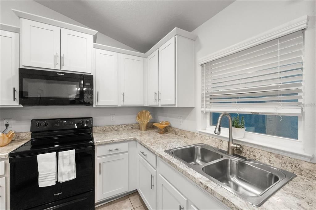 For Rent: $2,290 (3 beds, 2 baths, 1527 Square Feet)