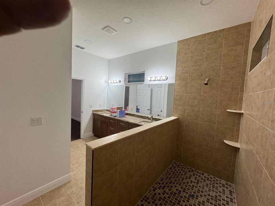 For Rent: $2,500 (4 beds, 3 baths, 2400 Square Feet)