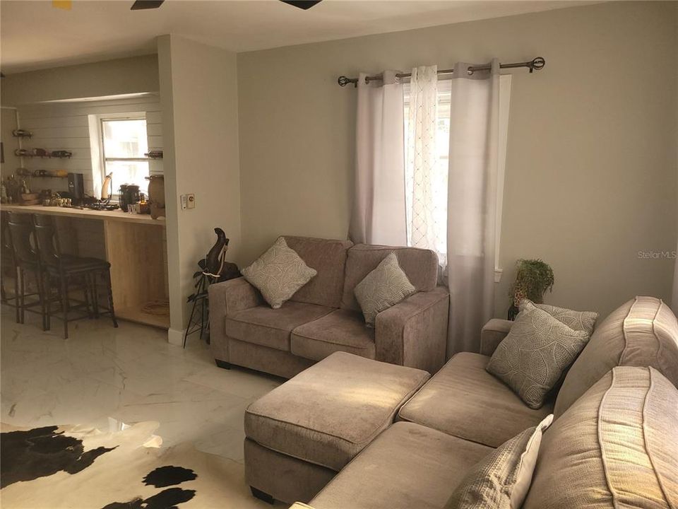 待售: $225,000 (2 贝兹, 1 浴室, 725 平方英尺)