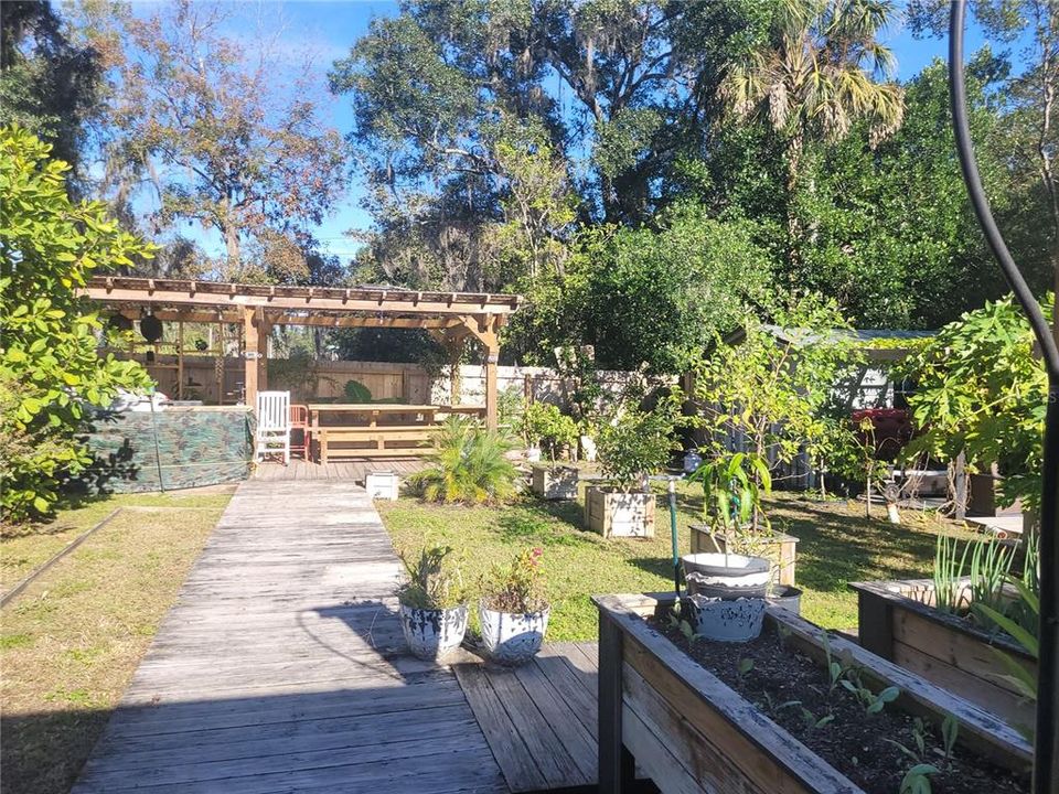 待售: $225,000 (2 贝兹, 1 浴室, 725 平方英尺)