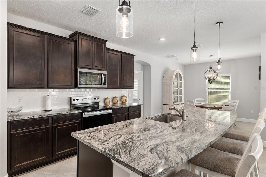 En Venta: $499,900 (4 camas, 3 baños, 2768 Pies cuadrados)