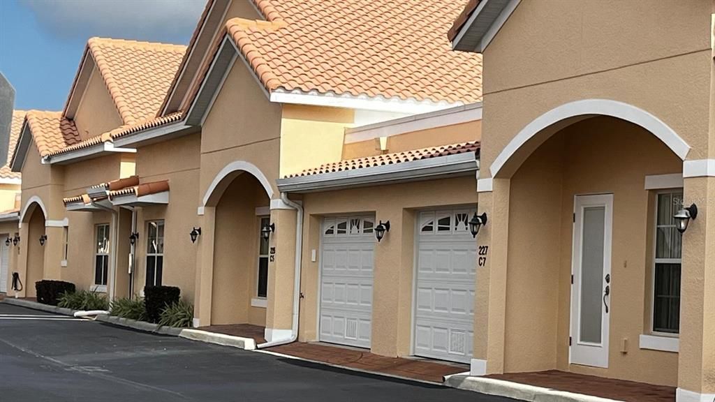 Под контрактом: $280,000 (2 спален, 2 ванн, 960 Квадратных фут)