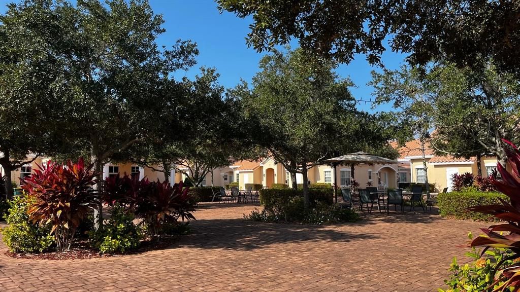 Под контрактом: $280,000 (2 спален, 2 ванн, 960 Квадратных фут)