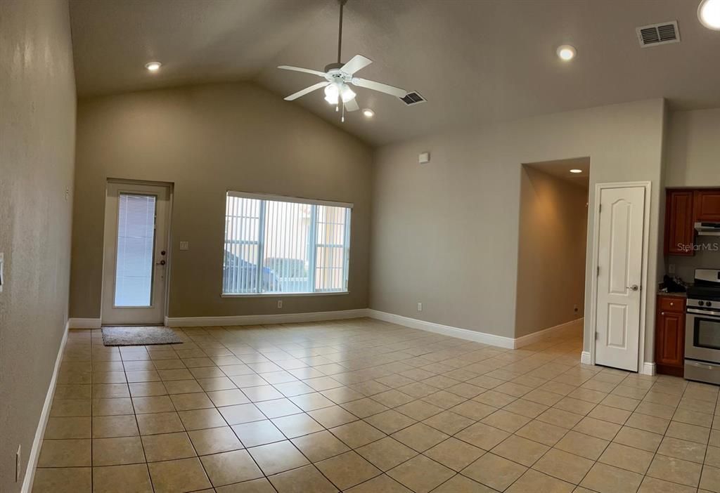 Под контрактом: $280,000 (2 спален, 2 ванн, 960 Квадратных фут)