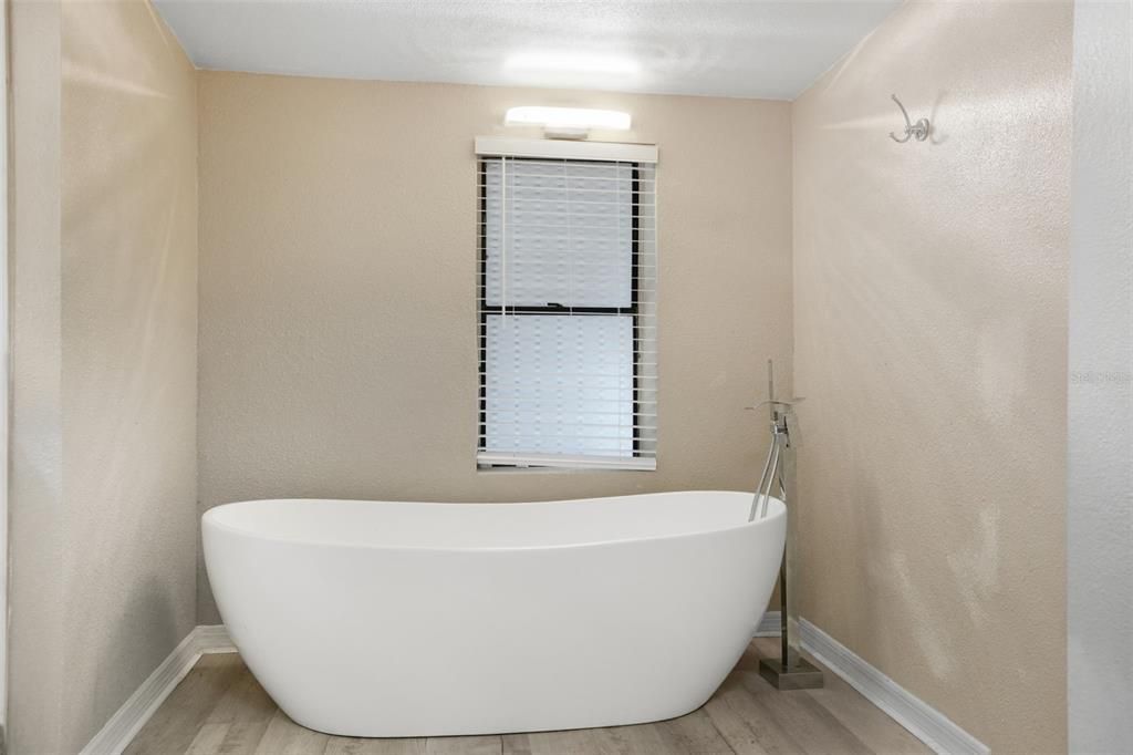 For Sale: $399,900 (3 beds, 2 baths, 1999 Square Feet)