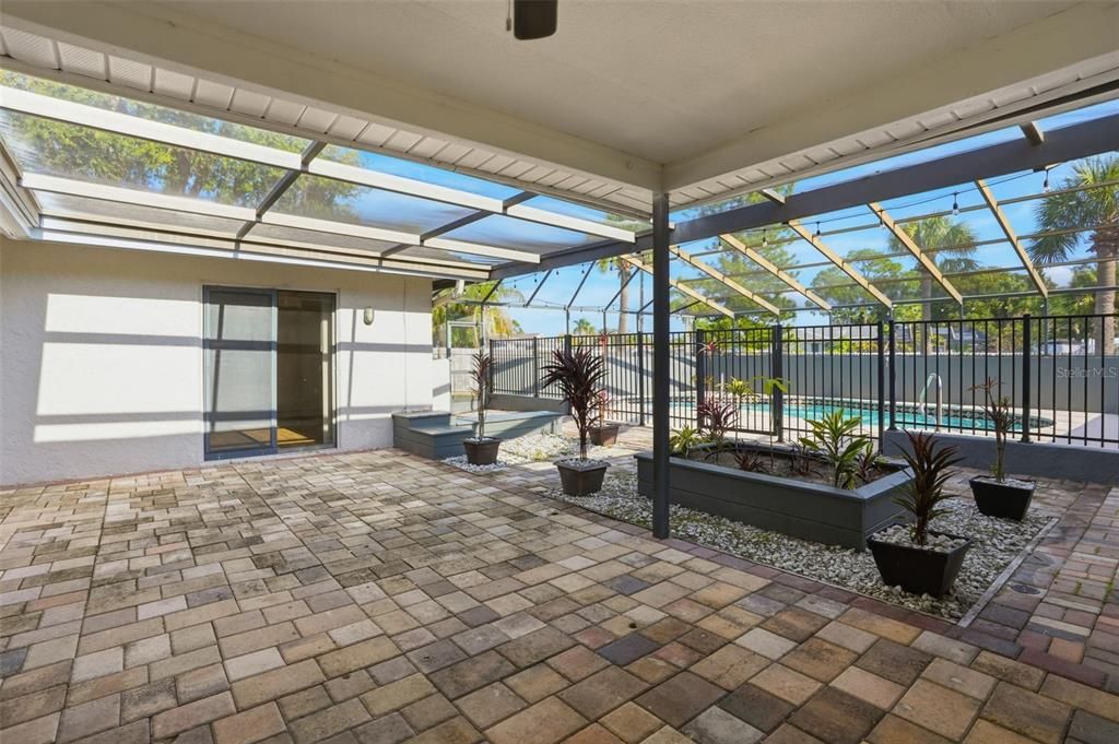 For Sale: $399,900 (3 beds, 2 baths, 1999 Square Feet)