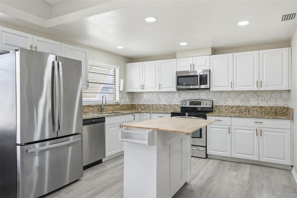 For Sale: $399,900 (3 beds, 2 baths, 1999 Square Feet)