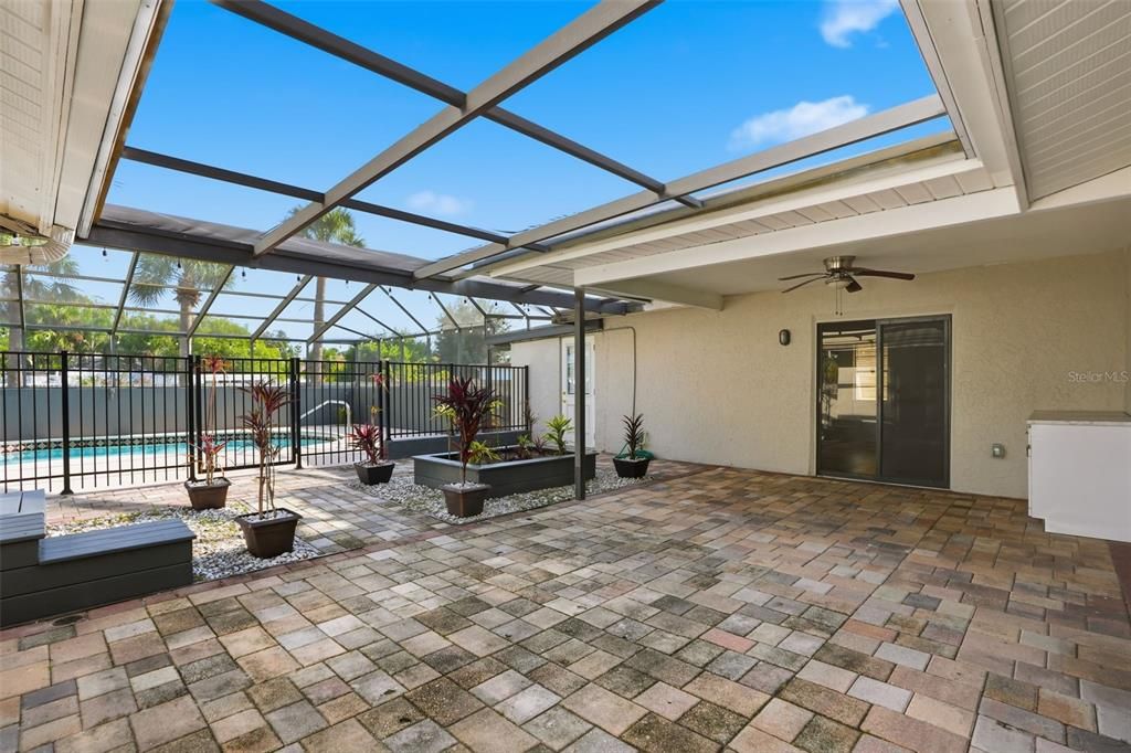 For Sale: $399,900 (3 beds, 2 baths, 1999 Square Feet)