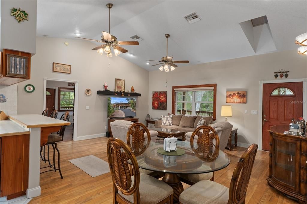 На продажу: $700,000 (2 спален, 2 ванн, 1457 Квадратных фут)