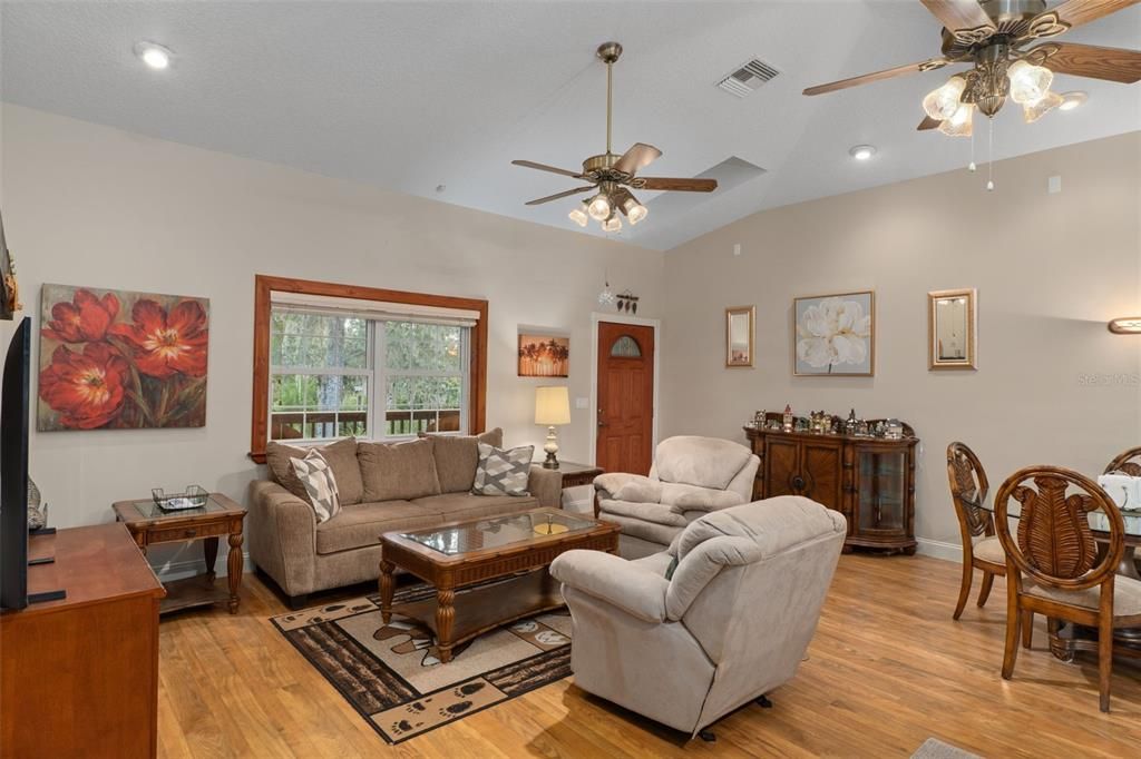 На продажу: $700,000 (2 спален, 2 ванн, 1457 Квадратных фут)