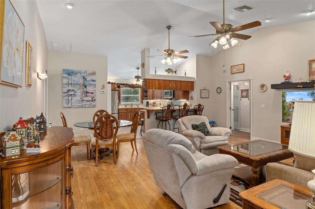 На продажу: $700,000 (2 спален, 2 ванн, 1457 Квадратных фут)