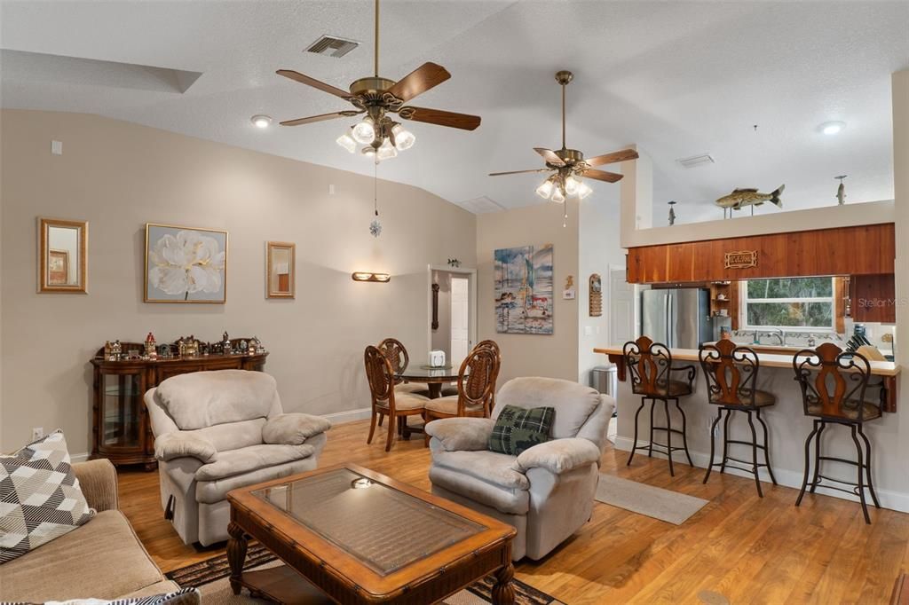 На продажу: $700,000 (2 спален, 2 ванн, 1457 Квадратных фут)