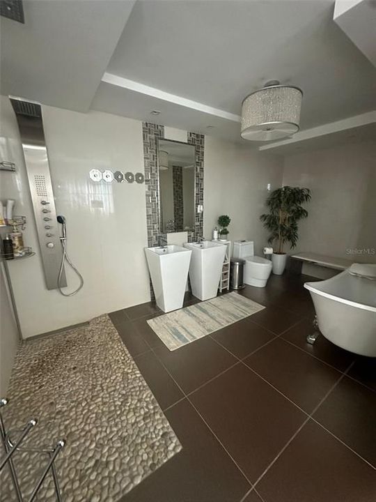 Activo con contrato: $499,000 (4 camas, 3 baños, 2759 Pies cuadrados)