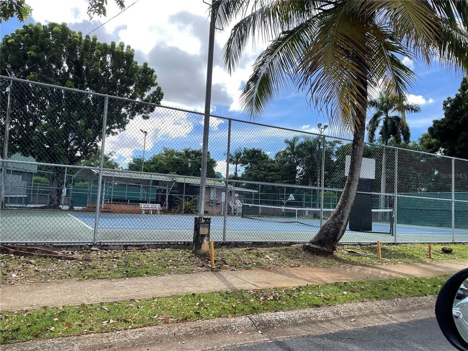 Activo con contrato: $499,000 (4 camas, 3 baños, 2759 Pies cuadrados)