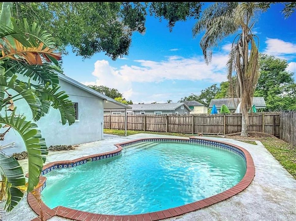 For Rent: $2,300 (3 beds, 2 baths, 1464 Square Feet)