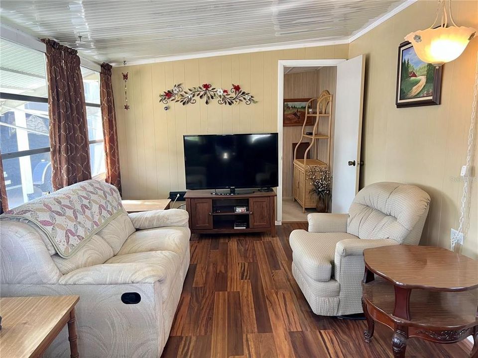 待售: $99,500 (2 贝兹, 1 浴室, 994 平方英尺)