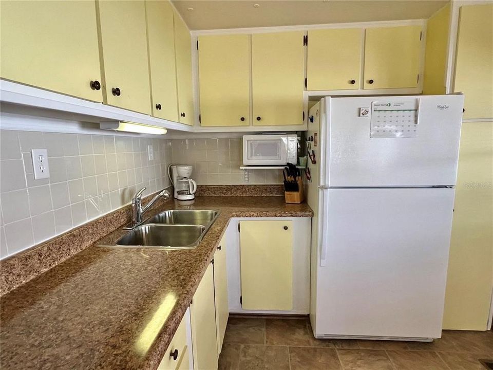 待售: $99,500 (2 贝兹, 1 浴室, 994 平方英尺)