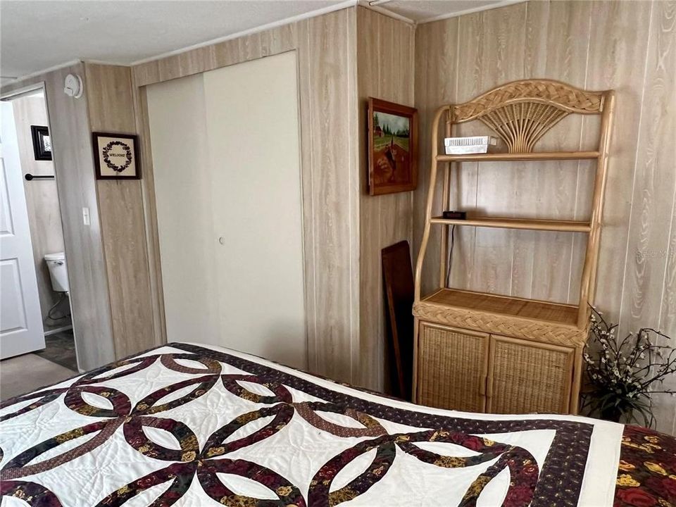 待售: $99,500 (2 贝兹, 1 浴室, 994 平方英尺)