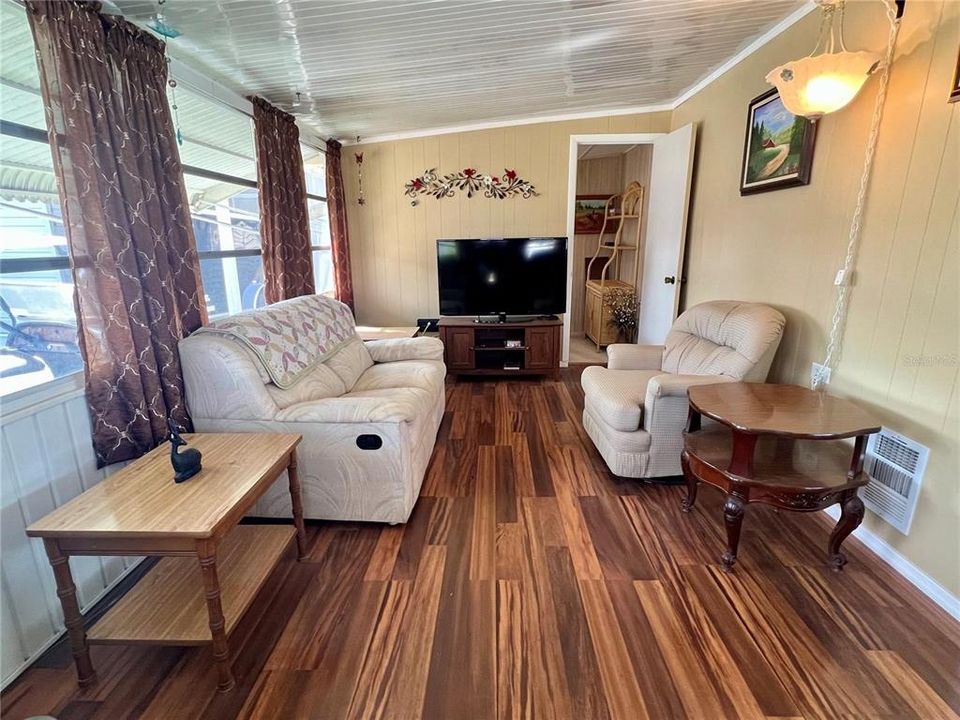 待售: $99,500 (2 贝兹, 1 浴室, 994 平方英尺)