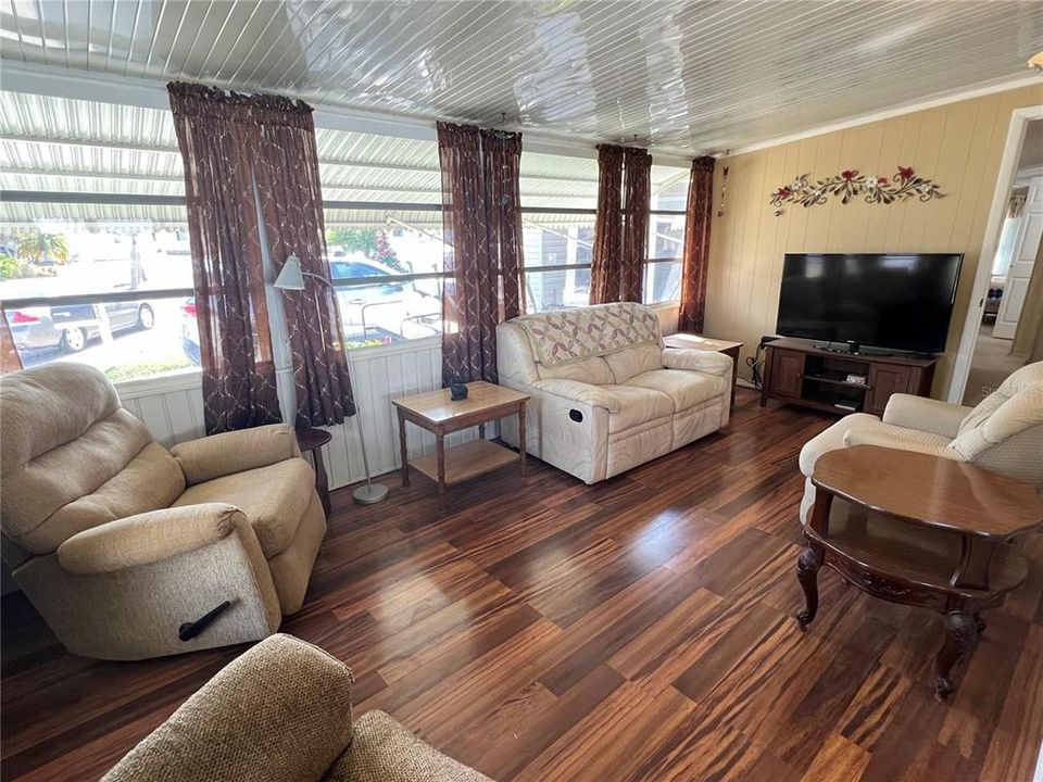 待售: $99,500 (2 贝兹, 1 浴室, 994 平方英尺)