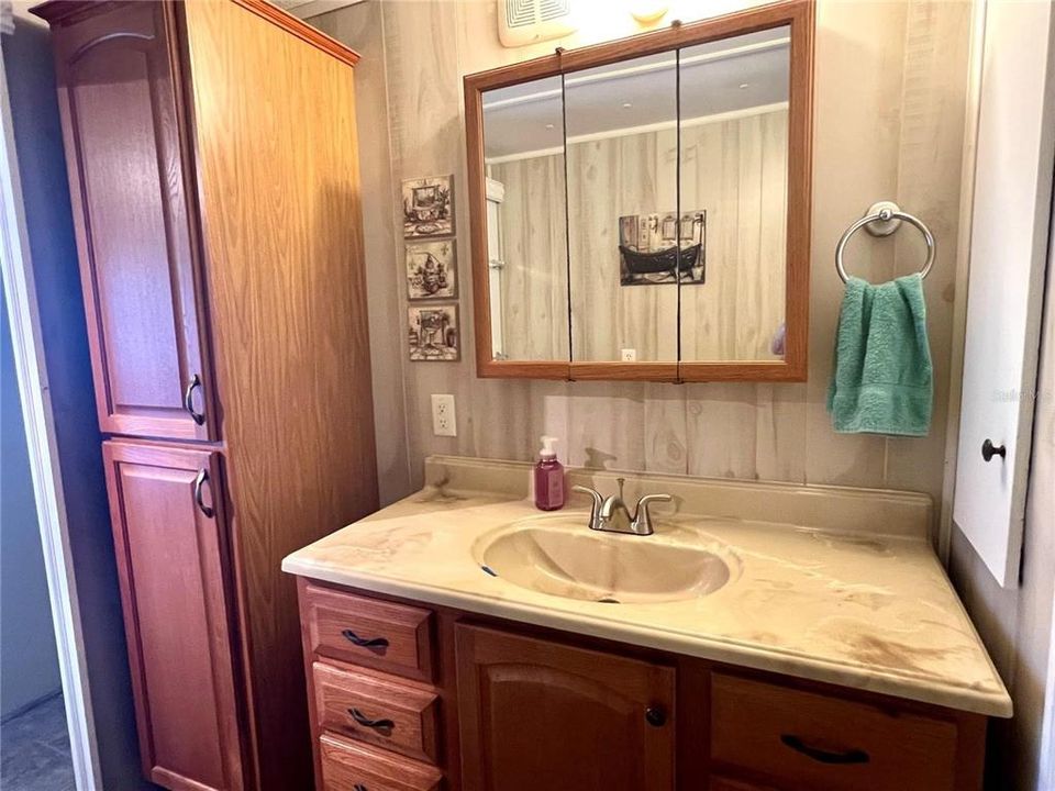 待售: $99,500 (2 贝兹, 1 浴室, 994 平方英尺)