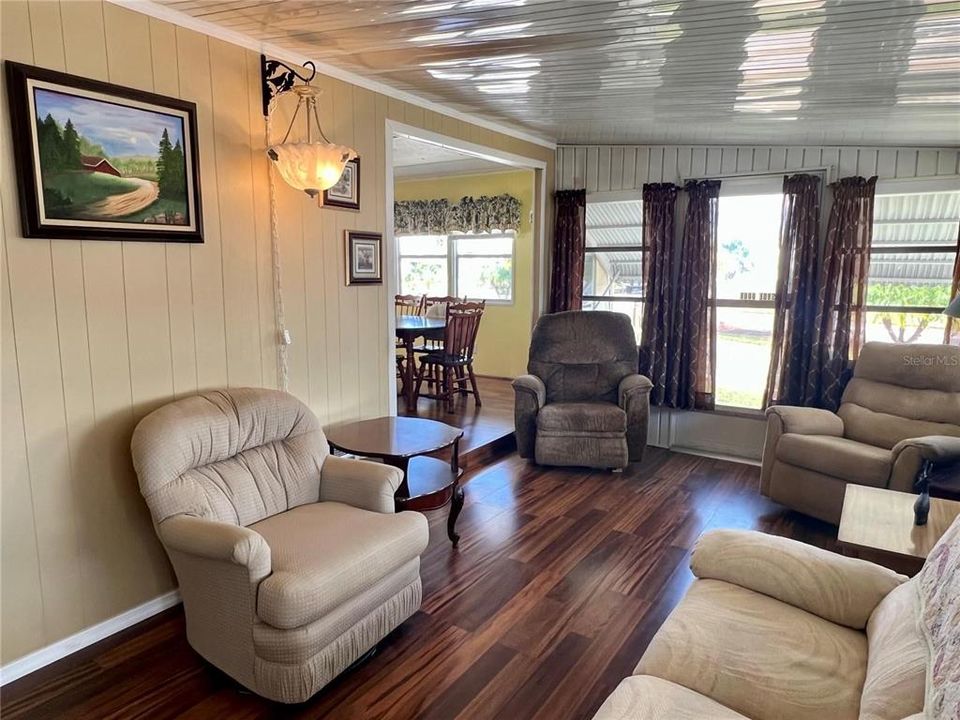 待售: $99,500 (2 贝兹, 1 浴室, 994 平方英尺)